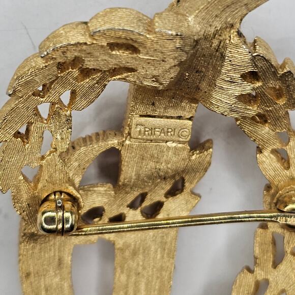 Vintage Costume Jewelry Brooch Crown Trifari Wheat Scroll Goldtone 50's 60's - Picture 3 of 4